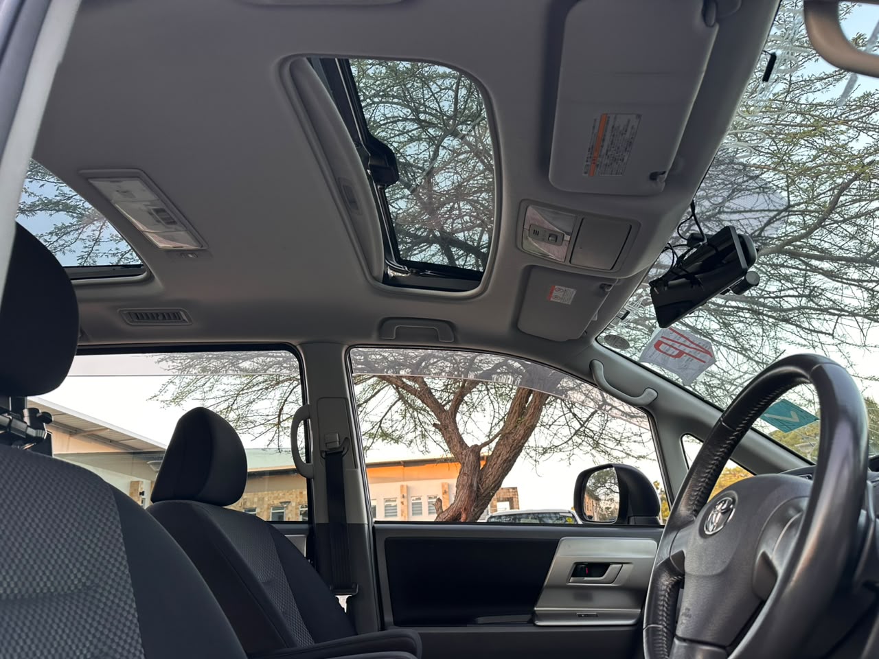 TOYOTA NOAH thumbnail 5